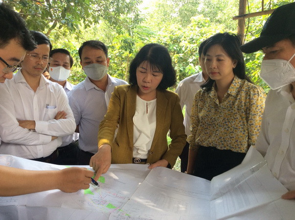 Phó Chủ tịch HĐND tỉnh Đồng Nai Hoàng Thị Bích Hằng giám sát một dự án trên địa bàn.