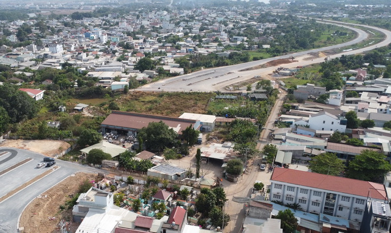 Vướng mặt bằng khu vực Công ty cổ phần cơ khí Long An, khiến tiến độ dự án trọng điểm của tỉnh Đồng Nai chậm tiến độ. Ảnh chụp tháng 2/2024. Vướng mặt bằng khu vực Công ty cổ phần cơ khí Long An, khiến tiến độ dự án trọng điểm của tỉnh Đồng Nai chậm tiến độ. Ảnh chụp tháng 2/2024.