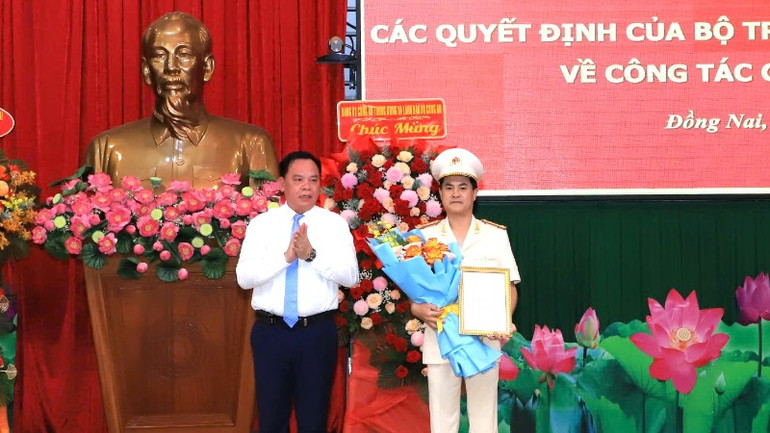 Đồng chí Võ Tấn Đức, Phó Bí thư Tỉnh ủy, Chủ tịch Ủy ban nhân dân tỉnh Đồng Nai chúc mừng Đại tá Nguyễn Đức Hải. Đồng chí Võ Tấn Đức, Phó Bí thư Tỉnh ủy, Chủ tịch Ủy ban nhân dân tỉnh Đồng Nai chúc mừng Đại tá Nguyễn Đức Hải.