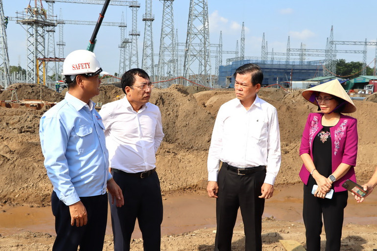 Bí thư Tỉnh ủy Đồng Nai Nguyễn Hồng Lĩnh (thứ 2 từ phải qua) và Phó Chủ tịch Ủy ban nhân dân tỉnh Đồng Nai Nguyễn Thị Hoàng (ngoài cùng bên phải) thị sát dự án và tìm giải pháp chỉ đạo tháo gỡ những khó khăn về mặt bằng dự án nhà máy nhiệt điện Nhơn Trạch 3, 4.