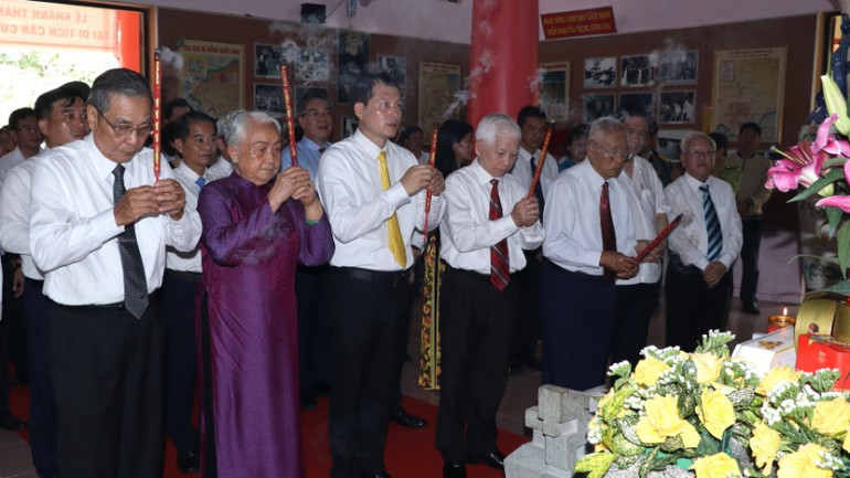 Các đại biểu dâng hương tại di tích Trung ương Cục miền nam.