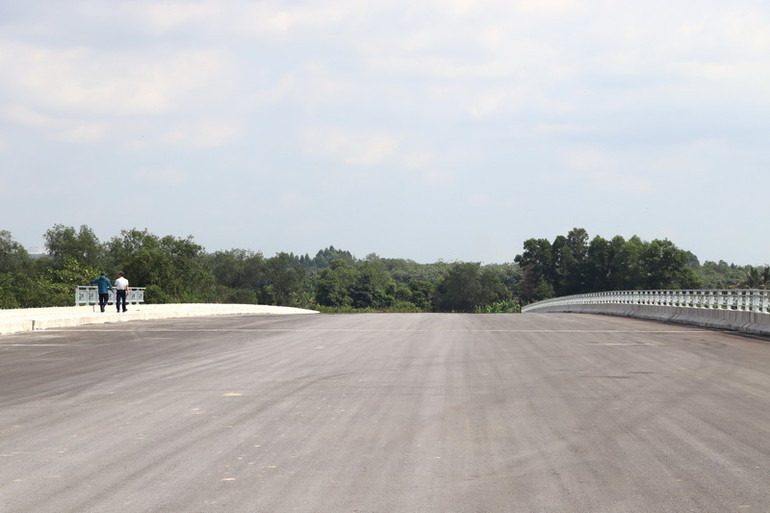 Nguy cơ lãng phí do cầu Vàm Cái Sứt xây xong chưa có đường kết nối với cao tốc Thành phố Hồ Chí Minh-Long Thành-Dầu Giây.