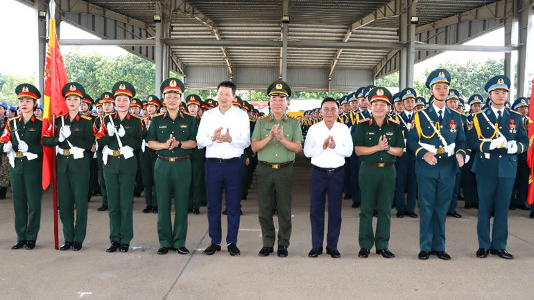 Đồng chí Trần Cẩm Tú cùng các đồng chí lãnh đạo Bộ Công an, Bộ Quốc phòng và tỉnh Đồng Nai cùng các khối Quân đội tại sân bay Biên Hòa.