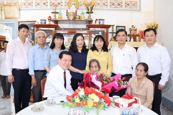 Lãnh đạo tỉnh Đồng Nai, lãnh đạo thành phố Long Khánh với cụ Khương và người con gái thứ hai Đỗ Thị Ninh.