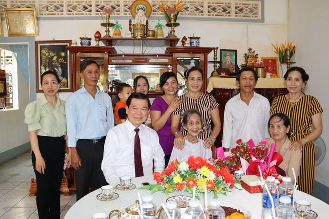 Bí thư Tỉnh ủy Đồng Nai với cụ Trịnh Thị Khơng và một số thành viên của gia đình.