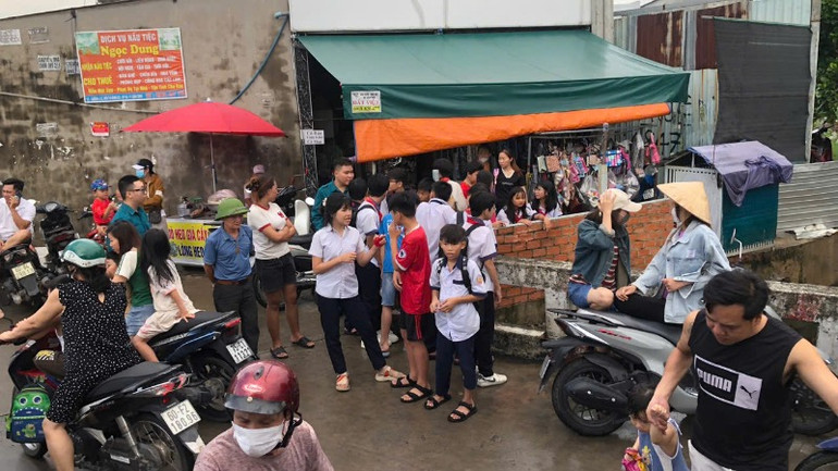 Người dân, bạn bè cùng lớp đến gần hiện trường nơi em Ngân mất tích.