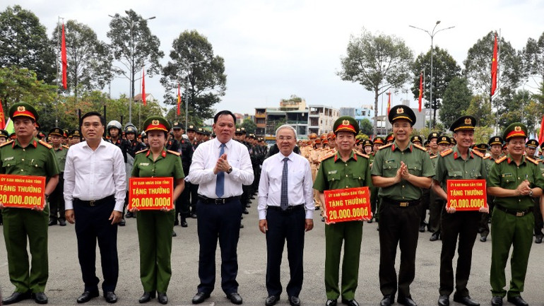 Lãnh đạo tỉnh Đồng Nai trao khen cho các đơn vị có thành tích xuất sắc trong đấu tranh phòng, chống tội phạm.