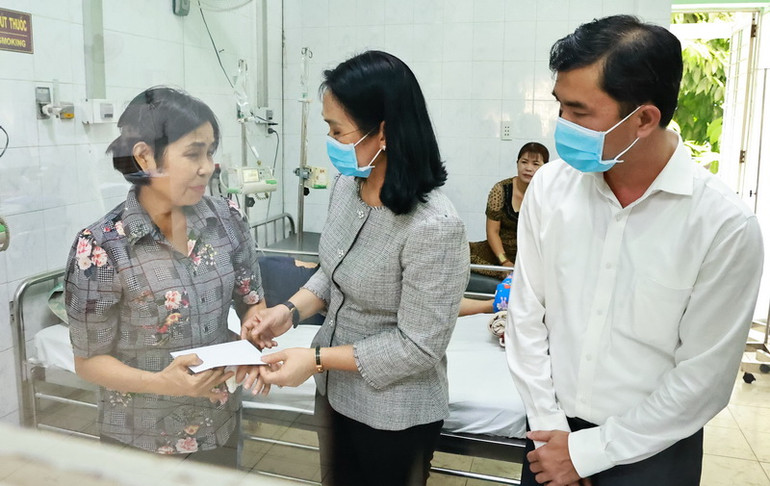 Bí thư Thành ủy Long Khánh Đặng Minh Nguyệt và Chủ tịch Ủy ban nhân dân thành phố Đỗ Chánh Quang thăm, trao quà hỗ trợ cho người thân bệnh nhi.