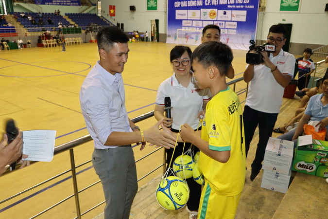 Cựu tuyển thủ quốc gia Lê Công Vinh giao lưu với các cầu thủ nhí. Cựu tuyển thủ quốc gia Lê Công Vinh giao lưu với các cầu thủ nhí.
