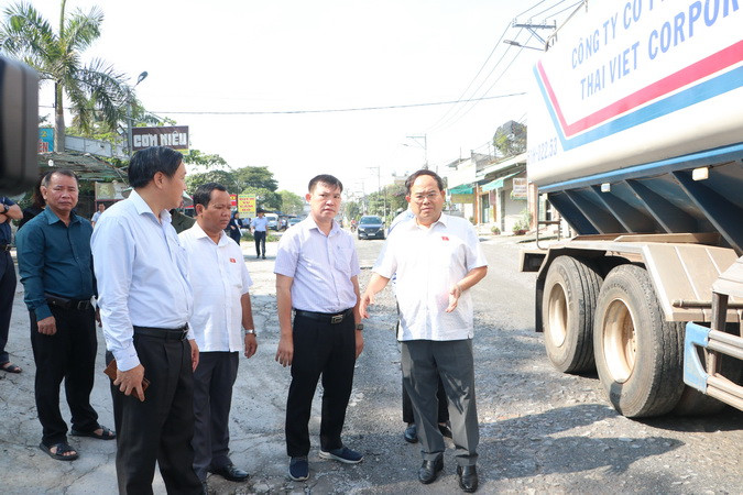 Đoàn đại biểu Quốc hội tỉnh Đồng Nai tiến hành kiểm tra thực tế tại đường Hoàng Văn Bổn.