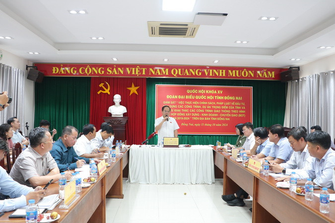 Đồng chí Quản Minh Cường, Phó Bí thư Tỉnh ủy, Trưởng Đoàn đại biểu Quốc hội tỉnh Đồng Nai phát biểu tại buổi giám sát.