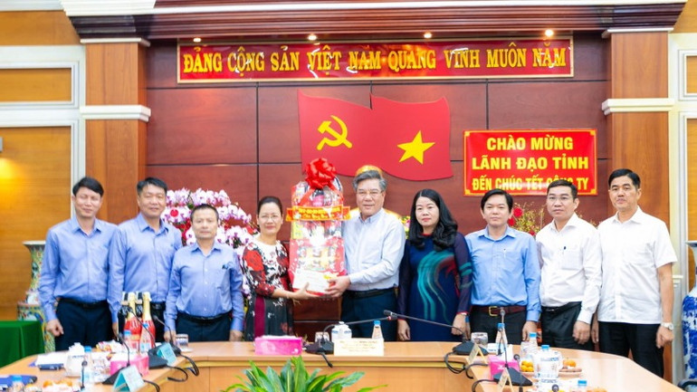 Phó Chủ tịch Ủy ban nhân dân tỉnh Đồng Nai Dương Minh Dũng tặng quà Tết cho Công ty cổ phần cấp nước Đồng Nai.