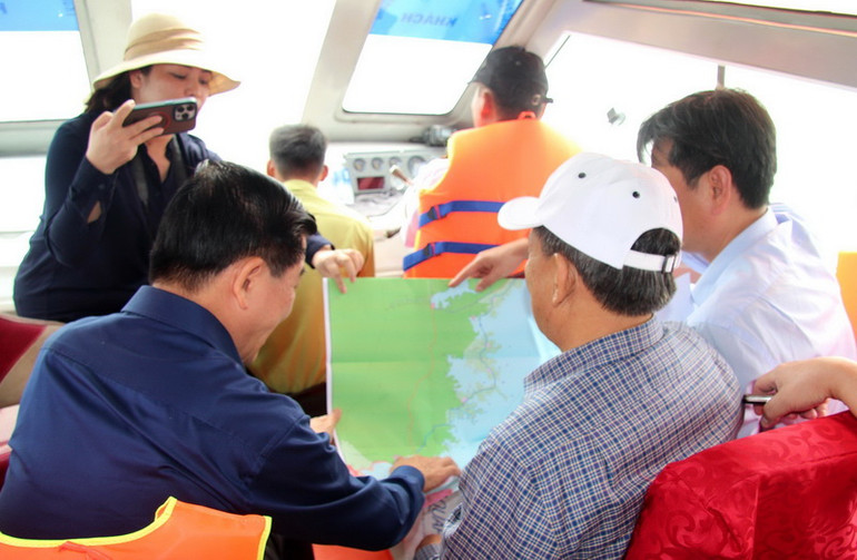 Bí thư Tỉnh ủy Đồng Nai Nguyễn Hồng Lĩnh cùng đoàn khảo sát trên khu vực hồ Trị An.