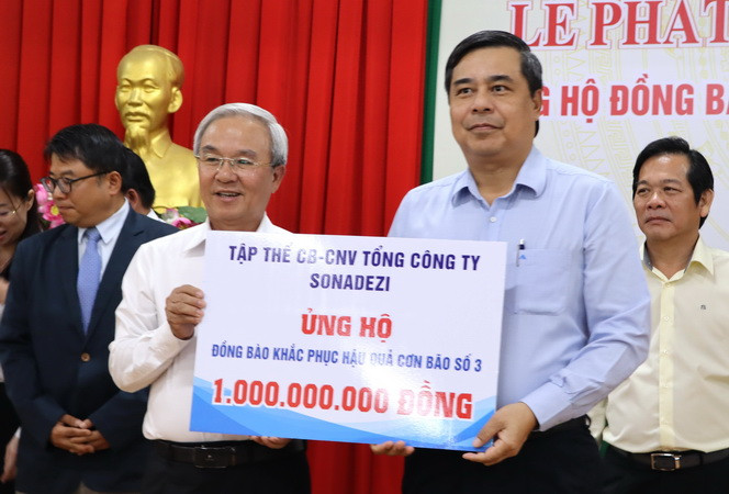 Lãnh đạo Tổng công ty Sonadezi trao bảng số tiền ủng hộ đồng bào các tỉnh phía bắc khắc phục hậu quả bão số 3.