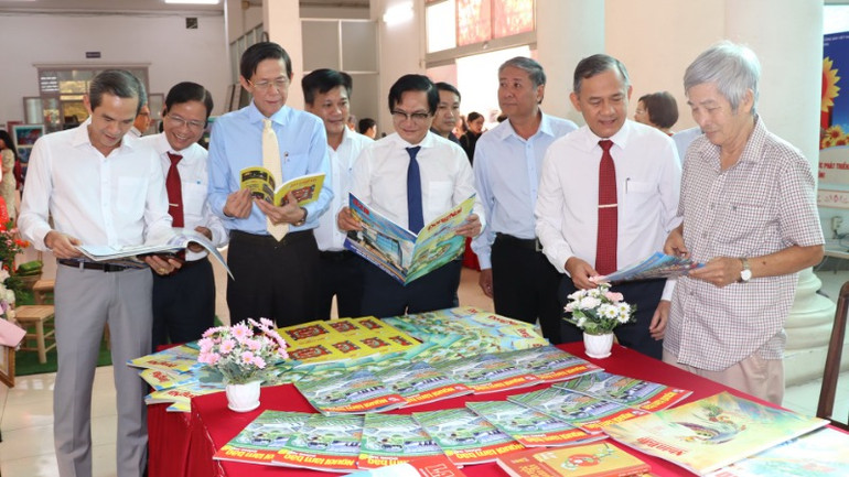 Lãnh đạo tỉnh Đồng Nai và các đại biểu tham quan trưng bày.