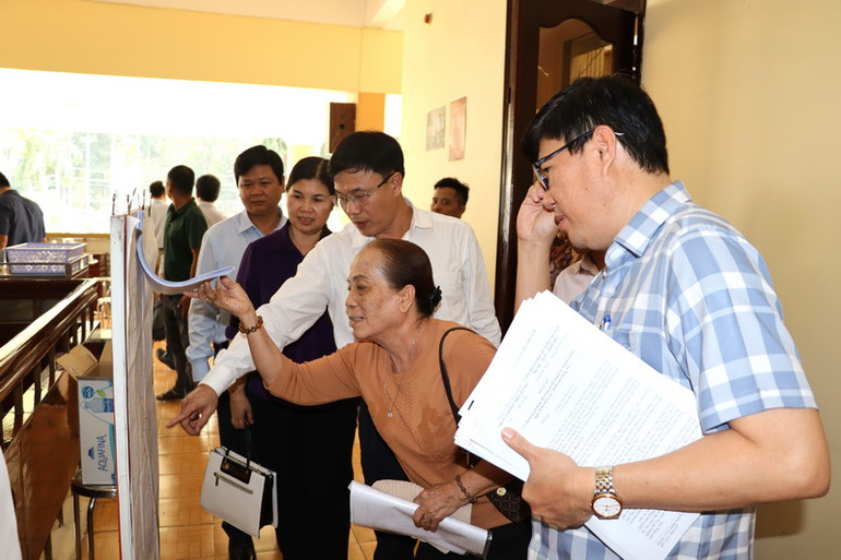 Người dân xem bản đồ quy hoạch khu công nghiệp Hố Nai.