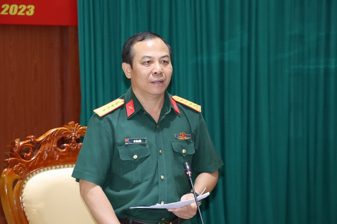 Đại tá Vũ Văn Điền, Chỉ huy trưởng Bộ Chỉ huy quân sự tỉnh Đồng Nai trao đổi thông tin tại hội nghị.