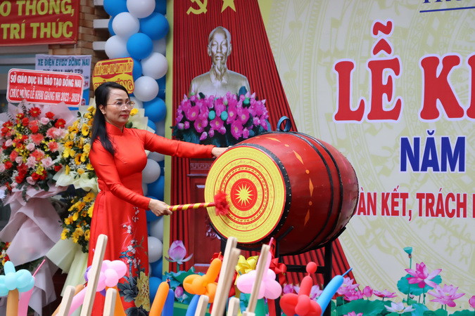 Cô giáo Phạm Thị Hải Anh đánh trống khai giảng năm học mới. (Ảnh: Thiên Vương)