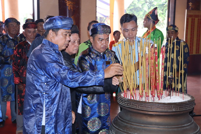 Các đại biểu dâng hương tại lễ tưởng niệm.