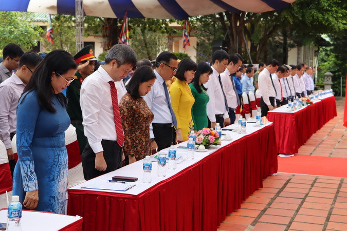 Các đại biểu dành phút mặc niệm tưởng nhớ Chủ tịch Hồ Chí Minh.