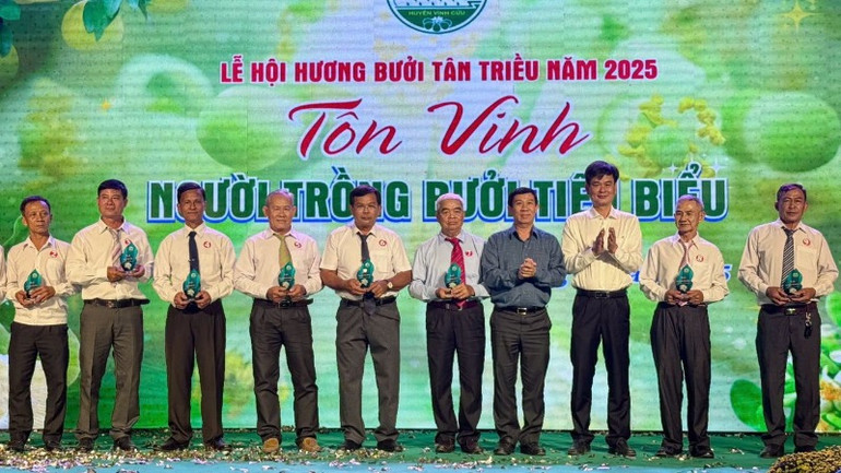 Lãnh đạo Huyện ủy, Ủy ban nhân dân huyện Vĩnh Cửu tôn vinh người trồng bưởi tiêu biểu.