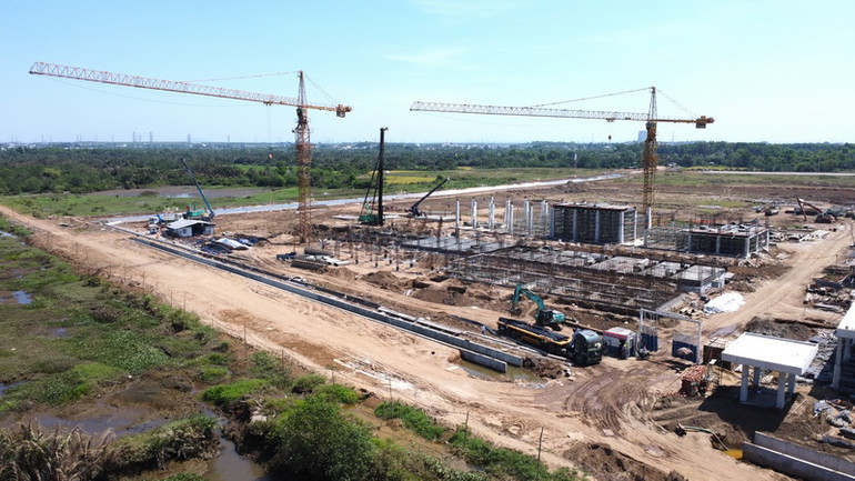 Ngành chức năng huyện Long thành yêu cầu chủ đầu tư ngưng thi công và sớm hoàn thiện hồ sơ cấp phép xây dựng trong thời hạn quy định và chỉ được tổ chức thi công khi có giấy phép xây dựng.