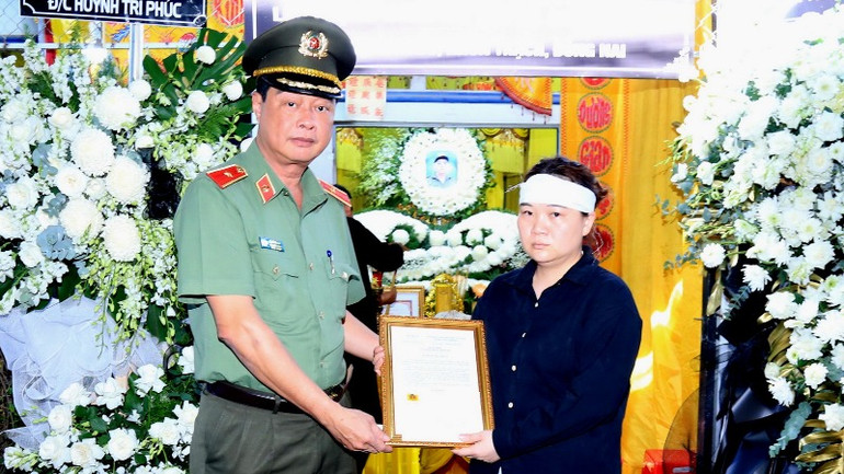 Thiếu tướng Lê Hồng Hiệp trao số tiền 50 triệu đồng hỗ trợ gia đình anh Huỳnh Trí Phúc.