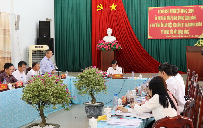 Bí thư Huyện ủy Thống Nhất Cao Tiến Sỹ báo cáo về công tác xây dựng Đảng của Đảng bộ huyện.