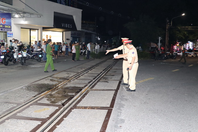 Lực lượng Công an tiến hành khám nghiệm hiện trường điều tra làm rõ nguyên nhân.
