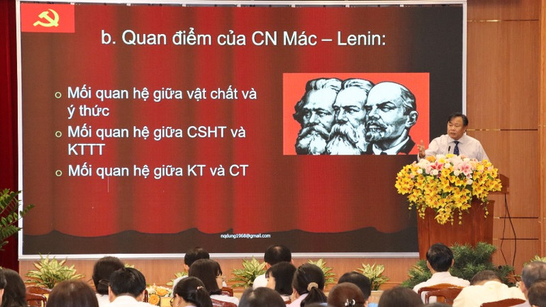 Phó Giáo sư, Tiến sĩ Nguyễn Quốc Dũng trình bày chuyên đề.