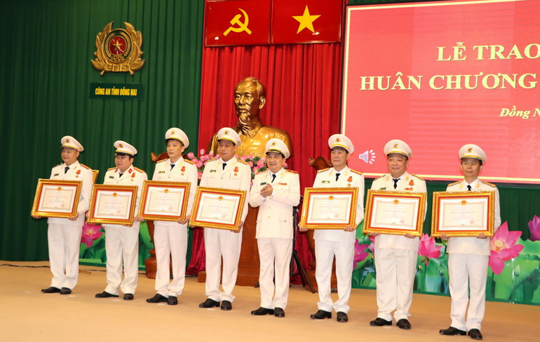 Thiếu tướng Nguyễn Sỹ Quang, Giám đốc Công an tỉnh Đồng Nai trao tặng phần thưởng cao quý của Chủ tịch nước cho các cá nhân có thành tích đặc biệt xuất sắc trong Chuyên án 920G.