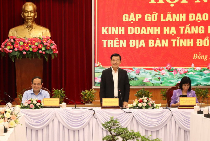 Bí thư Tỉnh ủy Đồng Nai Nguyễn Hồng Lĩnh trao đổi với các doanh nghiệp kinh doanh hạ tầng khu công nghiệp.