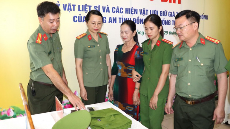 Các kỷ vật của liệt sĩ Lê Thanh Tâm được gia đình trao tặng.