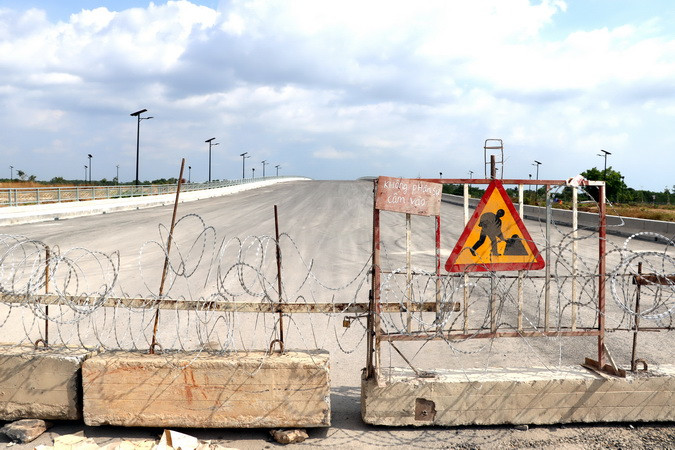 Đơn vị thi công lập rào chắn thép gai ở cầu Vàm Cái Sứt phía xã Long Hưng, thành phố Biên Hòa.