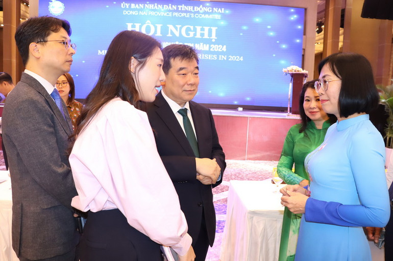 Phó Chủ tịch Ủy ban nhân dân tỉnh Đồng Nai Nguyễn Thị Hoàng (bên phải) trao đổi với doanh nghiệp FDI.