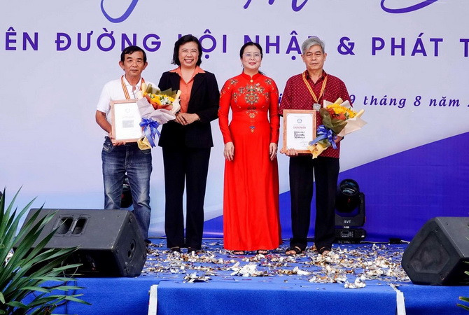 Ban tổ chức trao giải cho tác giả đạt giải cao tại liên hoan.