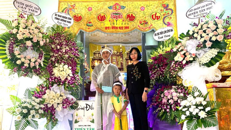 Phó Chủ tịch Ủy ban nhân dân tỉnh Nguyễn Thị Hoàng chia buồn, động viên gia đình anh Đinh Văn Kiên.