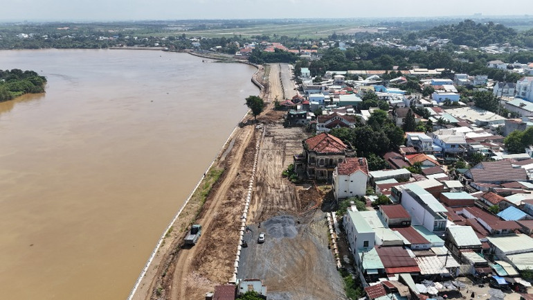 Dự án đường và kè sông Đồng Nai chậm tiến độ so với kế hoạch do vướng công tác giải phóng mặt bằng. Dự án đường và kè sông Đồng Nai chậm tiến độ so với kế hoạch do vướng công tác giải phóng mặt bằng.