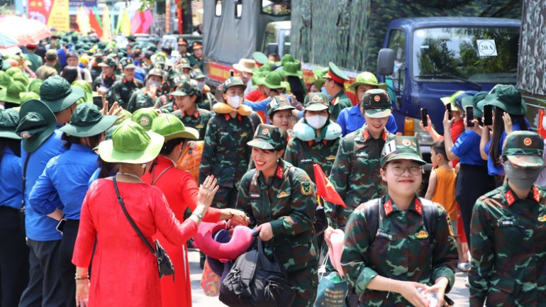 Người dân thành phố Biên Hòa nồng nhiệt đón lực lượng diễu binh, diễu hành.