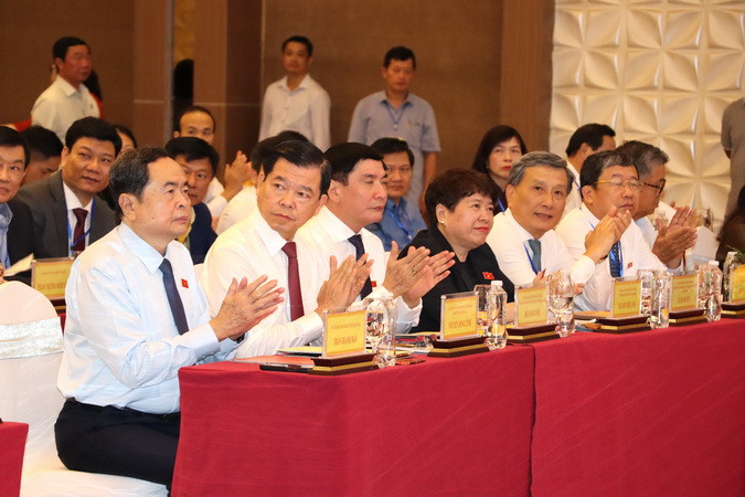 Chủ tịch Quốc hội Trần Thanh Mẫn cùng các đại biểu. Chủ tịch Quốc hội Trần Thanh Mẫn cùng các đại biểu.