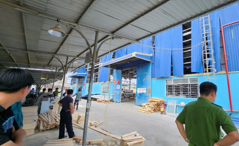 Lực lượng chức năng có mặt khám nghiệm hiện trường vụ nổ tại Công ty gỗ Bình Minh.