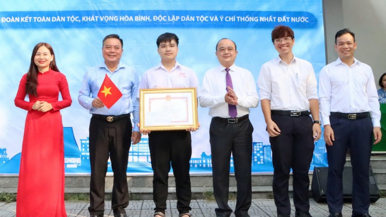 Phó giám đốc Sở Khoa học và Công nghệ Đồng Nai Võ Hoàng Khai cùng Ban Giám hiệu Trường trung học phổ thông chuyên Lương Thế Vinh chúc mừng cùng học sinh Phan Hải Đăng.