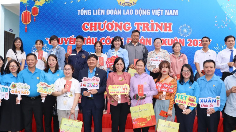 Lãnh đạo Tổng Liên đoàn Lao động Việt Nam và tỉnh Đồng Nai cùng các đại biểu và một số công nhân tại chương trình. Lãnh đạo Tổng Liên đoàn Lao động Việt Nam và tỉnh Đồng Nai cùng các đại biểu và một số công nhân tại chương trình.