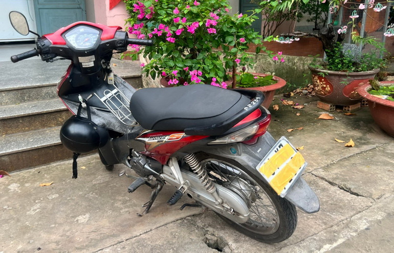 Chiếc xe máy được che biển số mà Nhựt dùng để cướp giật tài sản.