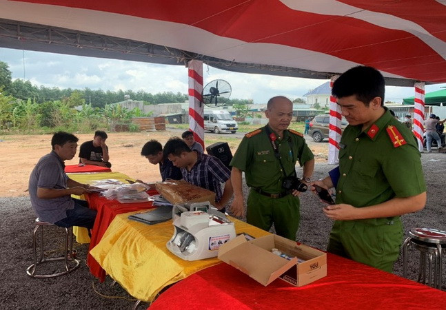 Cơ quan điều tra thu giữ vật chứng liên quan đến vụ án.