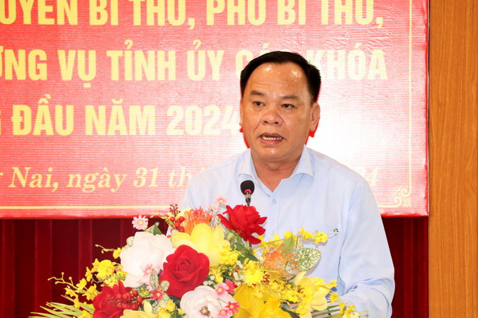 Quyền Chủ tịch Ủy ban nhân dân tỉnh Đồng Nai Võ Tấn Đức thông tin đến các đồng chí nguyên lãnh đạo tỉnh về tình hình phát triển kinh tế-xã hội, bảo đảm quốc phòng-an ninh và công tác xây dựng Đảng. Quyền Chủ tịch Ủy ban nhân dân tỉnh Đồng Nai Võ Tấn Đức thông tin đến các đồng chí nguyên lãnh đạo tỉnh về tình hình phát triển kinh tế-xã hội, bảo đảm quốc phòng-an ninh và công tác xây dựng Đảng.