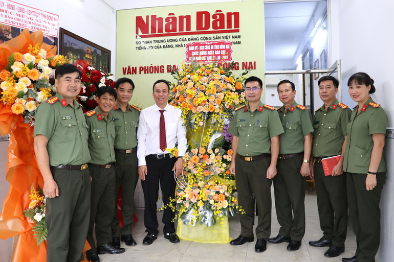 Đại tá Nguyễn Mạnh Toàn, Phó Giám đốc Công an tỉnh Đồng Nai cùng lãnh đạo một số phòng nghiệp vụ chúc mừng Văn phòng đại diện Báo Nhân Dân tại Đồng Nai. Đại tá Nguyễn Mạnh Toàn, Phó Giám đốc Công an tỉnh Đồng Nai cùng lãnh đạo một số phòng nghiệp vụ chúc mừng Văn phòng đại diện Báo Nhân Dân tại Đồng Nai.