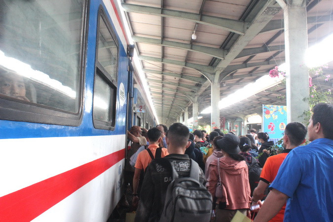 Anh chị em công nhân lên tàu về quê đón Tết. Anh chị em công nhân lên tàu về quê đón Tết.