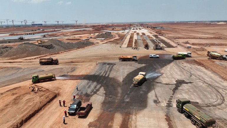 Tưới nước giảm bụi từ quá trình thi công sân bay Long Thành.