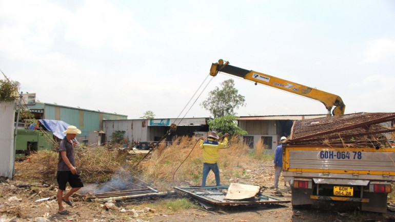 Một hộ dân di dời tài sản bàn giao mặt bằng dự án đường cao tốc Biên Hòa - Vũng Tàu. Một hộ dân di dời tài sản bàn giao mặt bằng dự án đường cao tốc Biên Hòa - Vũng Tàu.